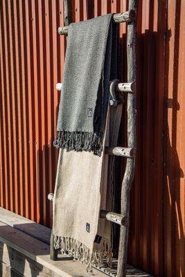 Pläd Kolstorp Mörkgrå 130x170 cm Kosta Linnewäfveri