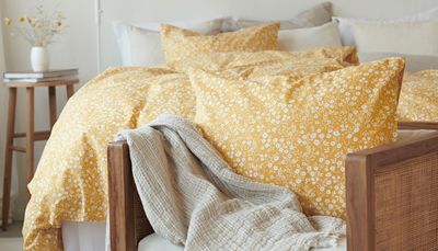 Hedda Gul Småblommigt Bäddset Enkeltäcke 150x210 Borganäs of Sweden