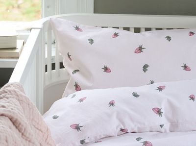 Jordgubbsdröm Rosa Bäddset Spjälsäng 100x130 Borganäs of Sweden