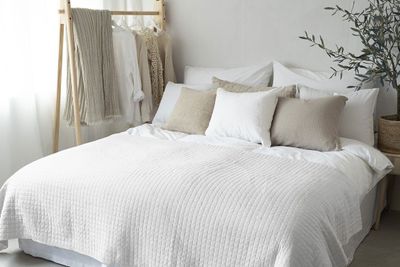 Överkast Vit Quiltat Dubbelsäng 250x250 Borganäs of Sweden