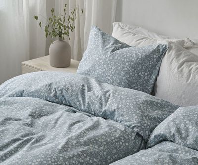 Hedda Blå Småblommigt Bäddset Enkeltäcke 150x210 Borganäs of Sweden