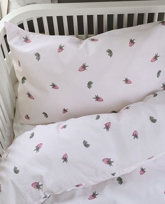 Jordgubbsdröm Rosa Bäddset Spjälsäng 100x130 Borganäs of Sweden