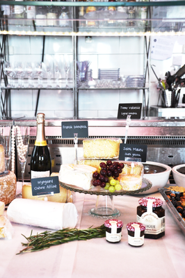 Price tag holder with large clip