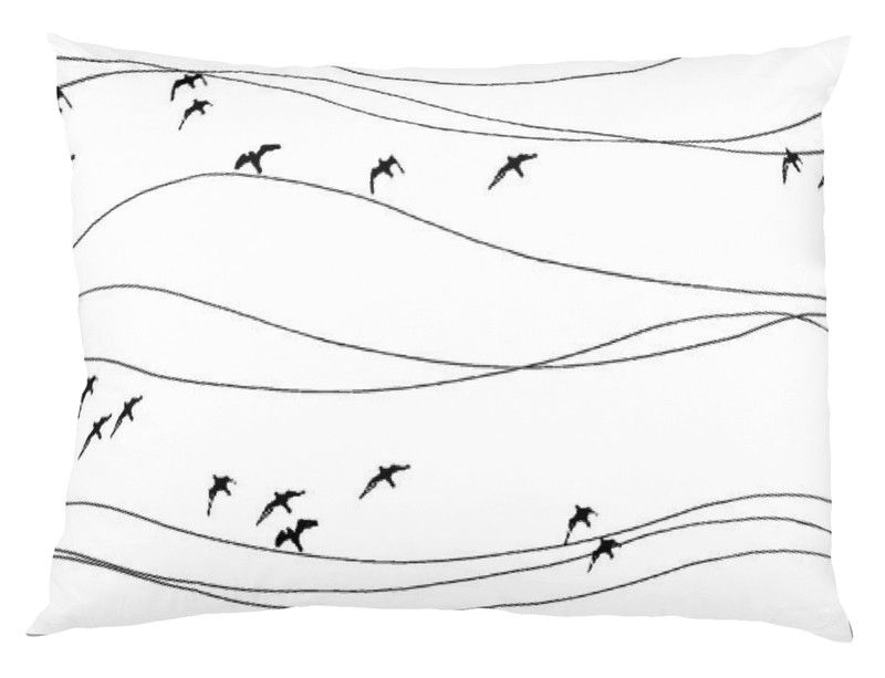 Kuddfodral med vit botten och motiv av fåglar från Arvidssons textil