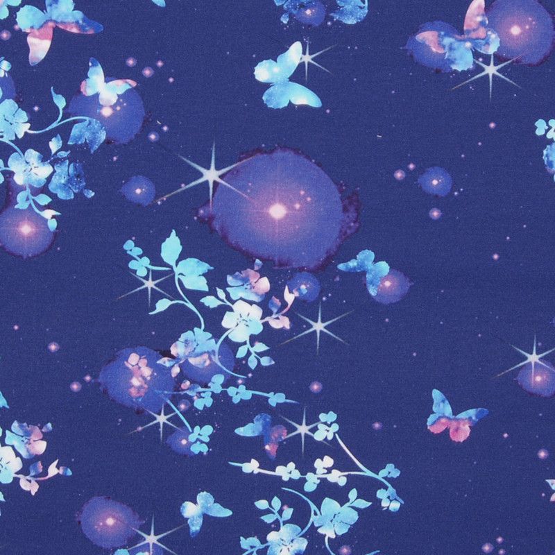 Digitaltryckt joggingtyg med motiv av fjärilar och blommor på blå lila botten på metervara