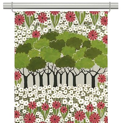 Panelgardiner med vita och röda blommor och gröna träd.
