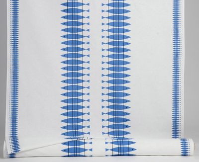 Bomull och linne tyg med vit botten och blå fiskar, design Marianne Nilsson för Almedahls textil design.