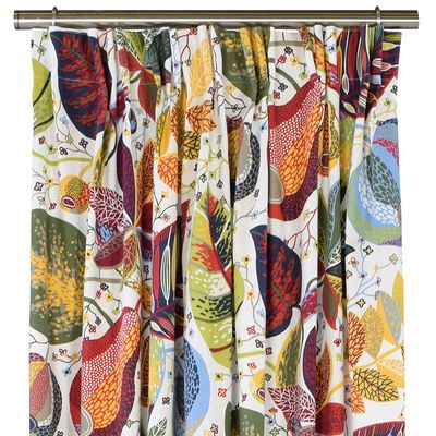 Adam och Eva multi Multibandslängder gardiner med vit botten och löv och frukt i fina glada färger från Svanefors textil.
