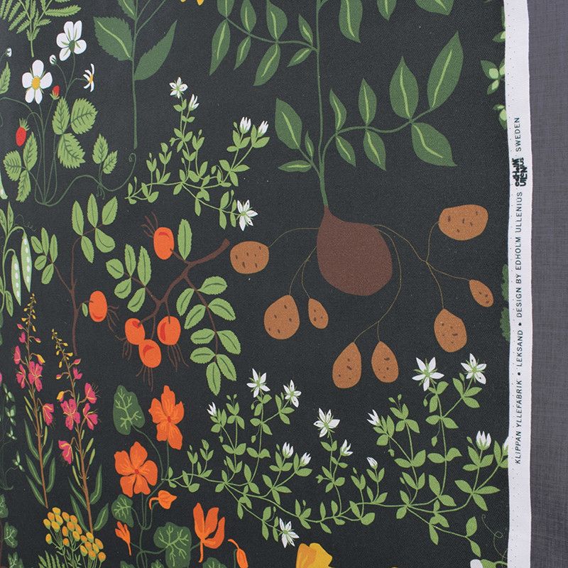 Leksand grön med ett somrigt mönster med växter och blommor från svenska Klippan yllefabrik