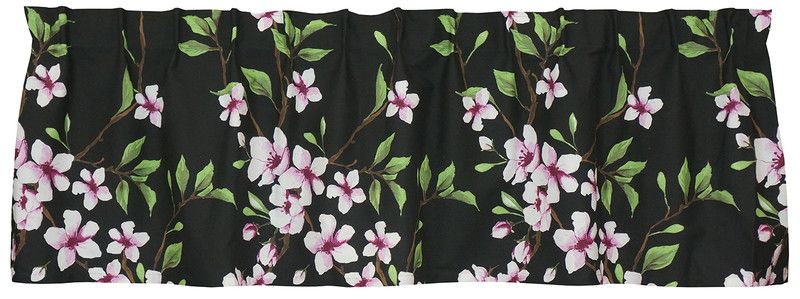 Kappa på metervara Fägring med svart botten, grön blad och rosa blommor från Arvidssons Textil.