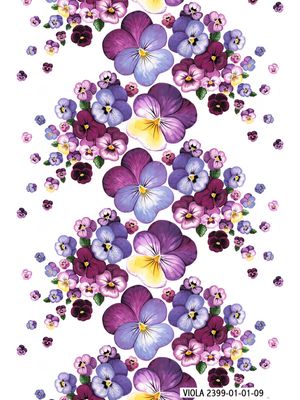tyg på metervara med vit botten i bomull med violer på mitten i olika lila och rosa nyanser från Arvidssons textil.