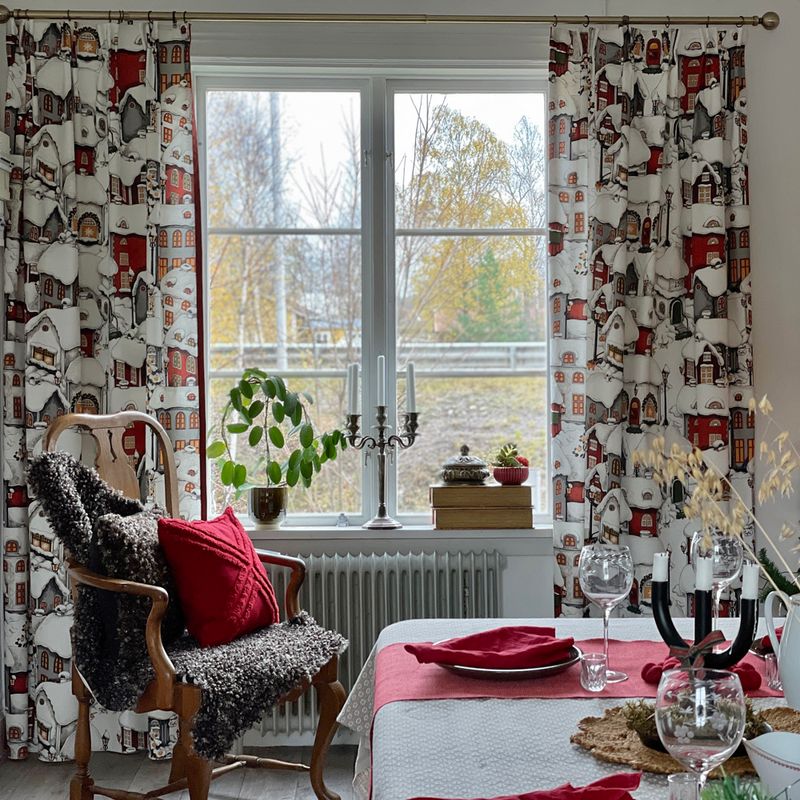 Lyckeby red curtains