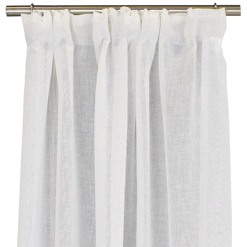 Bosse gardiner i 2-pack färdigsydda i tunt offwhite tyg med fint fall häng den själv eller tillsammans med andra gardiner för att skapa hotellkänsla.