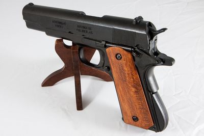 REPLIKA PISTOL USA M1911A1 .45 MED TRÄKOLV (LICENSFRI, 18ÅR)