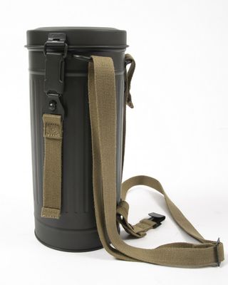 Hållare för gasmask med spännband