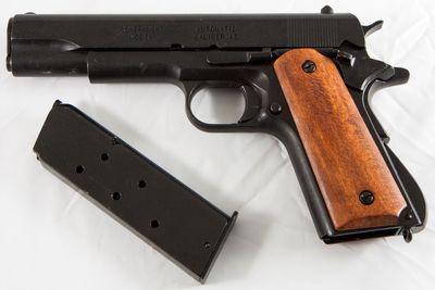 REPLIKA PISTOL USA M1911A1 .45 MED TRÄKOLV (LICENSFRI, 18ÅR)