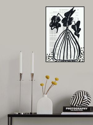 Minimalist leaves in a chunky vase