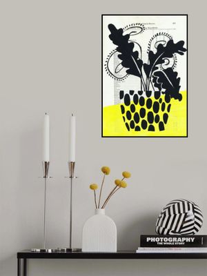 Minimalist leaves transparent vase