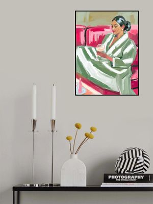 Schöne Frau auf rotem Sofa mit Wein