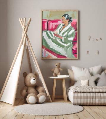 Schöne Frau auf rotem Sofa mit Wein