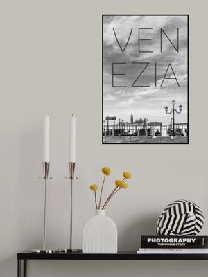 VENICE Gondolas in the early morning | Text &amp; Skyline