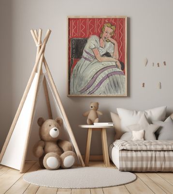 Jeune Femme Assise En Robe Grise