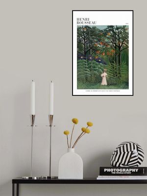 Femme Se Promenant Dans Une Foret Exotique