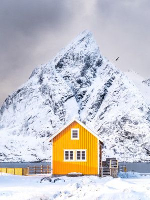 The house with the mountain