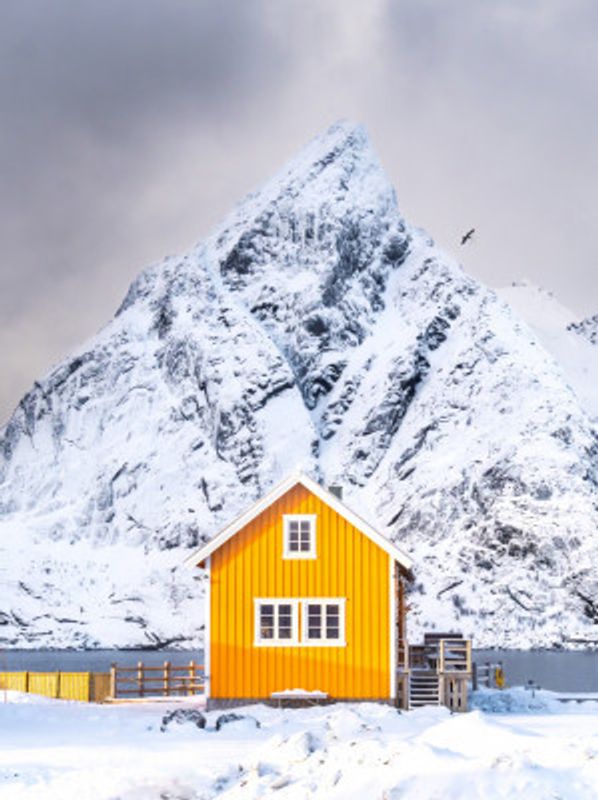 The house with the mountain