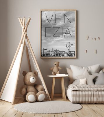 VENICE Gondolas in the early morning | Text &amp; Skyline