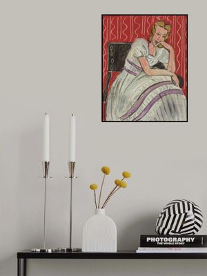 Jeune Femme Assise En Robe Grise