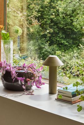 Hübsch Tower Bordslampa Mörkgrön