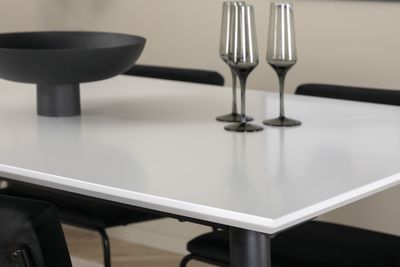 Venture Home Jimmy & Kenth Rektangulärt Matbord 150 x 90 Vit + 4 st Matstolar Svart