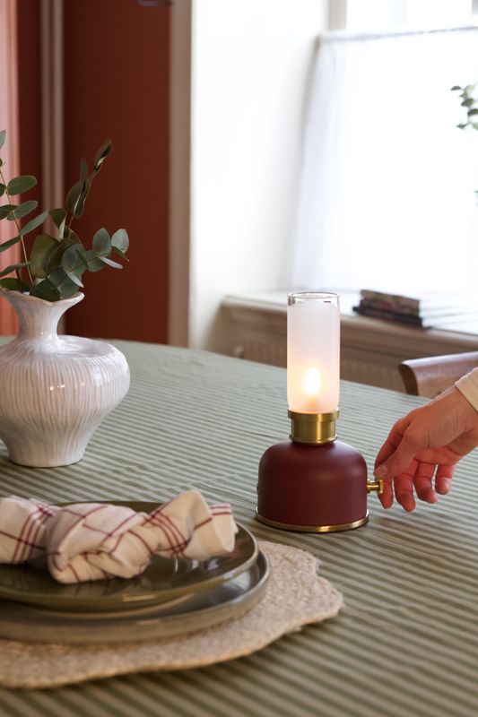 PR Home Frida bordslampa Mörkröd mässing 11x2
