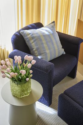 Hübsch Softy loungefåtölj mörkblå med fotpall