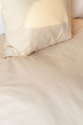 Borganäs Thelma Stripe bomullspåslakanset gul 150x210 cm 2 delar