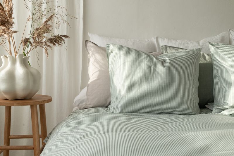 Borganäs Thelma Stripe bomullspåslakanset grön 220x210 cm 3 delar