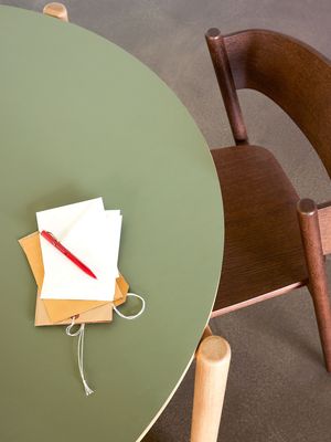 Hübsch Oblique matbord runt oliv Ø115xH75 cm