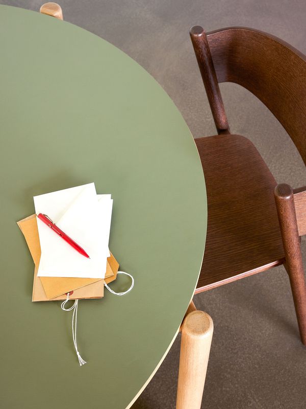 Hübsch Oblique matbord runt oliv Ø115xH75 cm