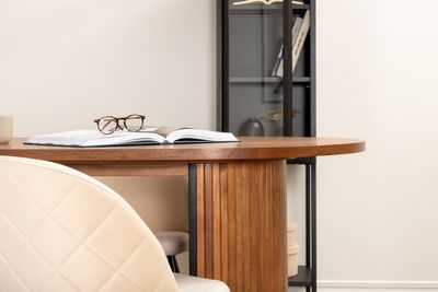 Venture Home Bianca & Velvet Ovalt Matbord 200 x 90 Valnöt + 4 st Matstolar Beige