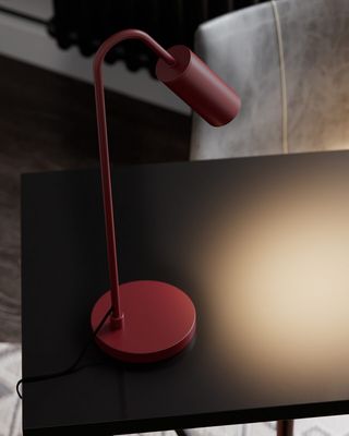 By Rydéns Curve bordslampa mörkröd 51 cm