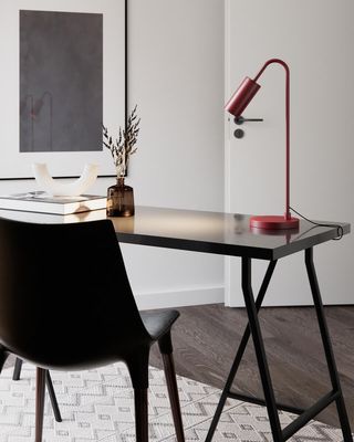 By Rydéns Curve bordslampa mörkröd 51 cm