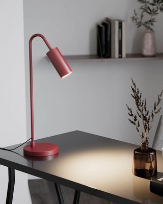By Rydéns Curve bordslampa mörkröd 51 cm