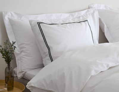 Borganäs Egyptisk Bomull Percale örngott med dubbla bårder svart 50x60 cm