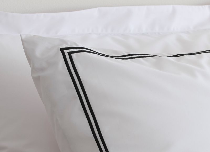 Borganäs Egyptisk Bomull Percale örngott med dubbla bårder svart 50x60 cm