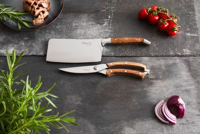 Laguiole By Hâws hackkniv och fjäderfäsax i olivträ