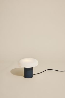 Hübsch Ateliers Bordslampa Mörkblå/Vit