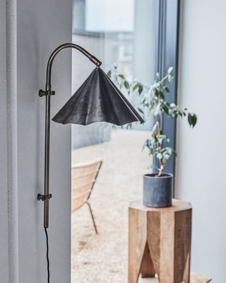 House Doctor Flola Vägglampa Antik brun