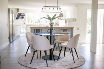 Venture Home Velvet & Estelle 4 st Matstolar Beige + Runt Matbord ⌀106 Mörkgrå