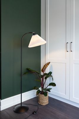 Halo Design MEDINA Floor Golvlampa Vit, Svart 135 cm